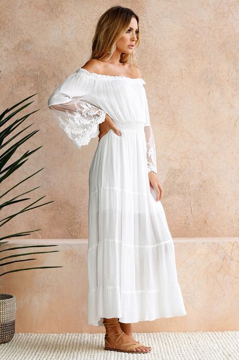 Bodenlanges, plissiertes, schulterfreies Damenkleid mit Dreiviertelärmeln