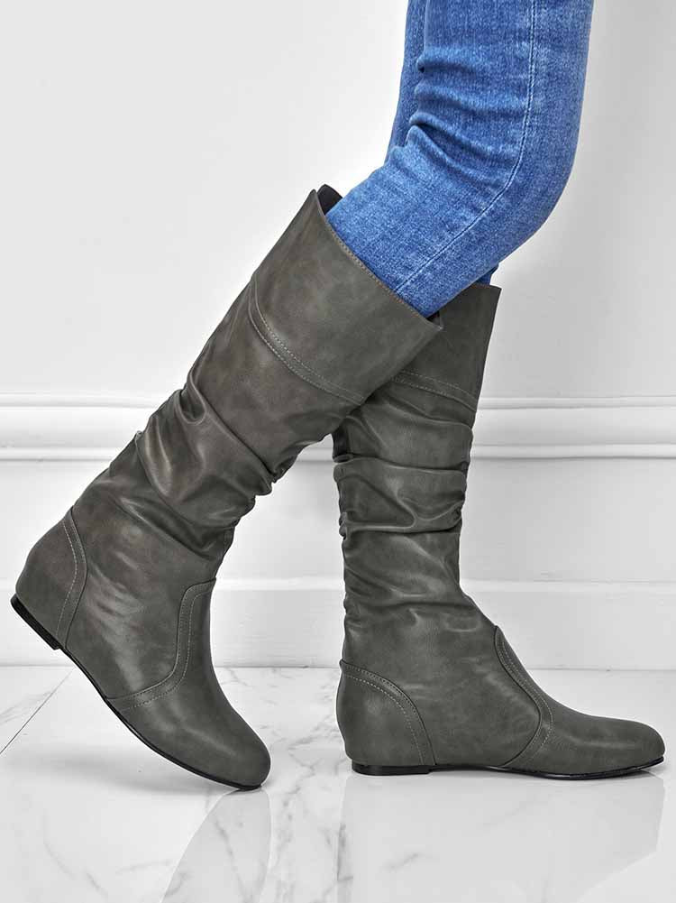 Einfarbige Stiefel mit flachem Absatz und Falten