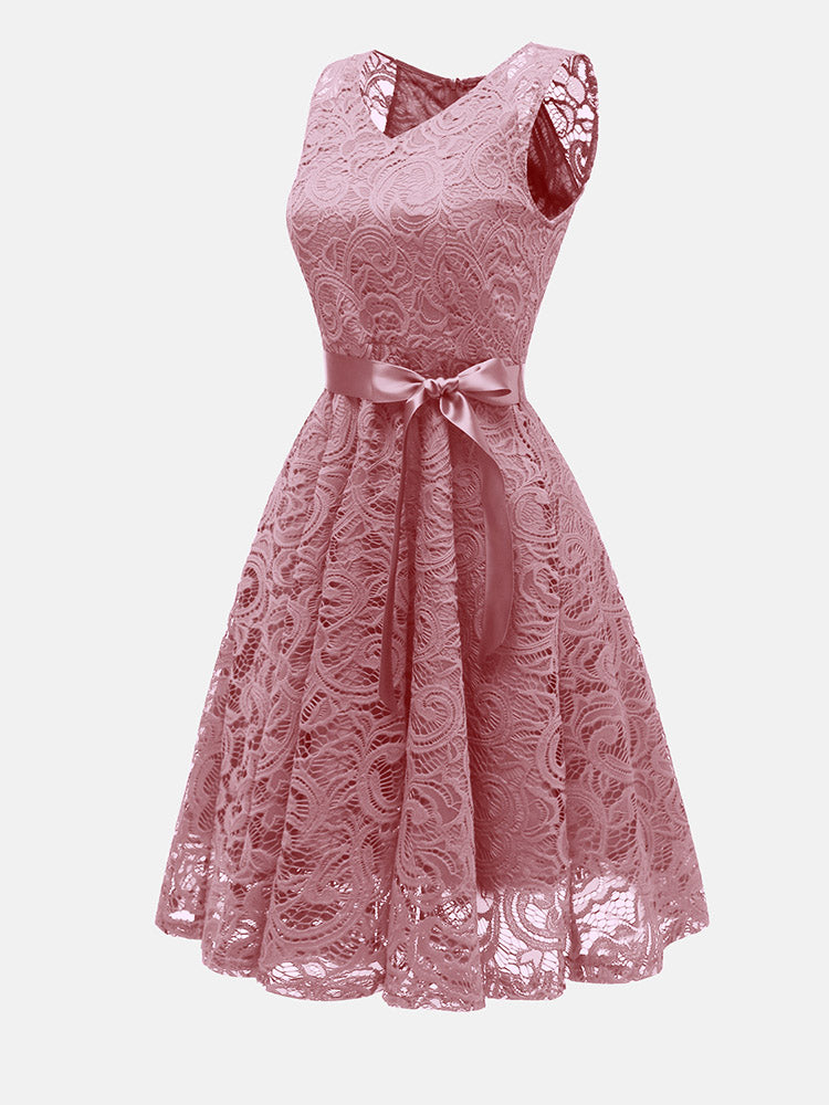 Elegantes ärmelloses Partykleid aus Spitze