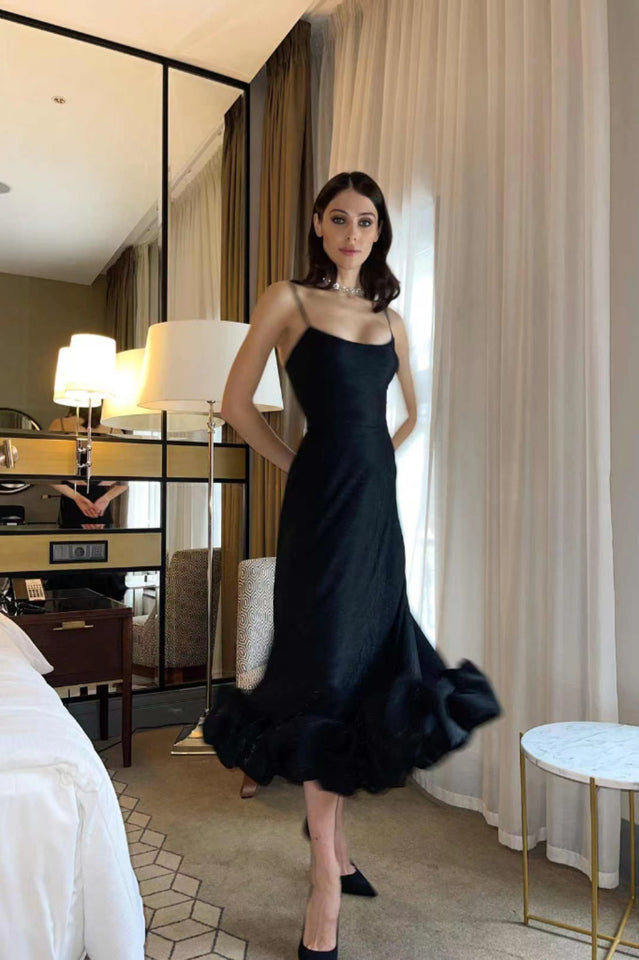 Vestido midi con bustier y volantes