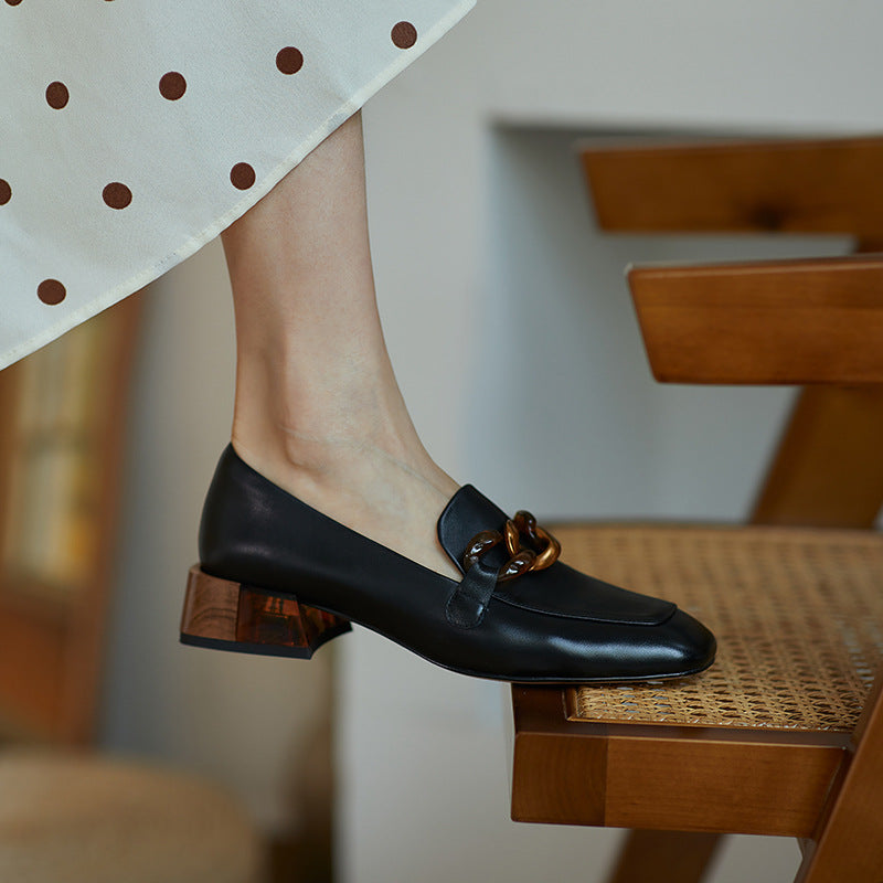 Eldora – Loafer mit niedrigem Absatz und Kettenverzierung