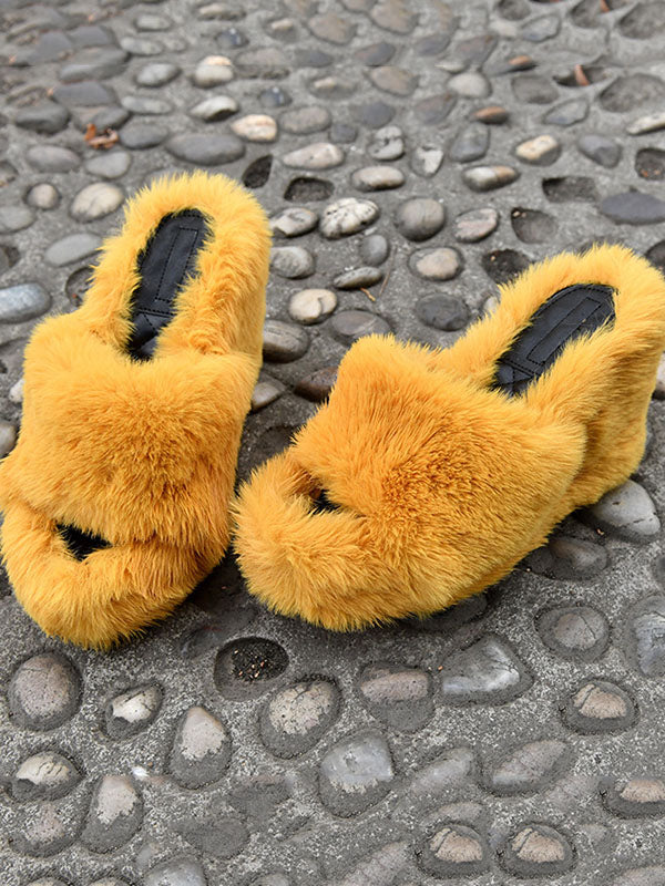 Flauschige Sandalen mit Keilabsatz
