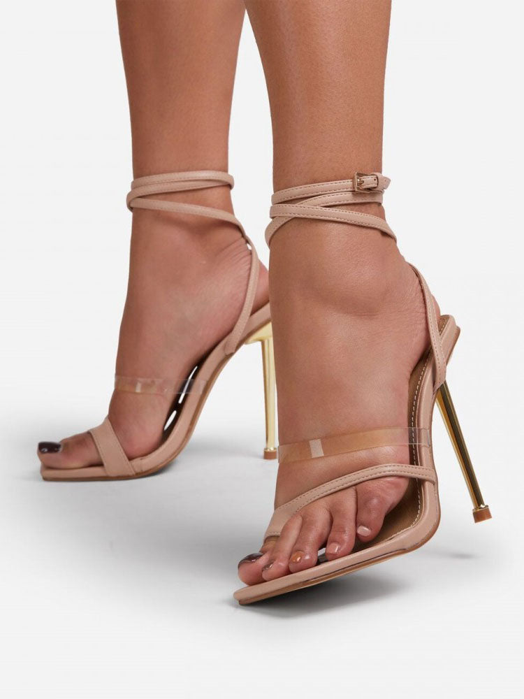 Pumps mit eckiger Zehenpartie und Knöchelriemen
