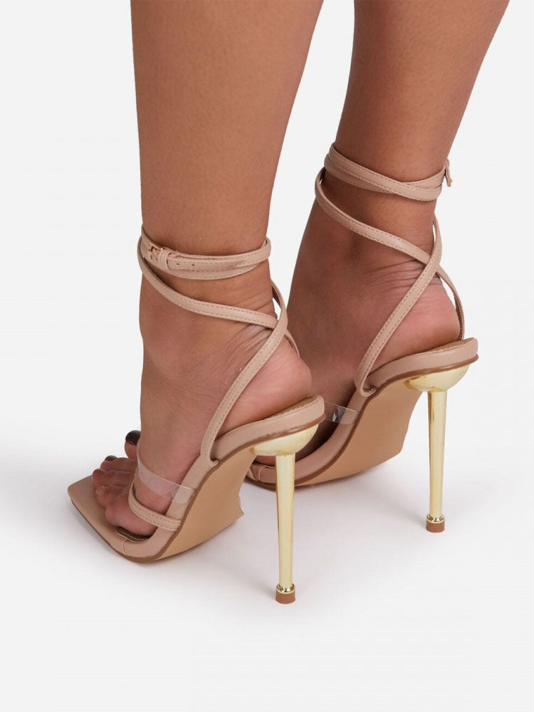 Pumps mit eckiger Zehenpartie und Knöchelriemen