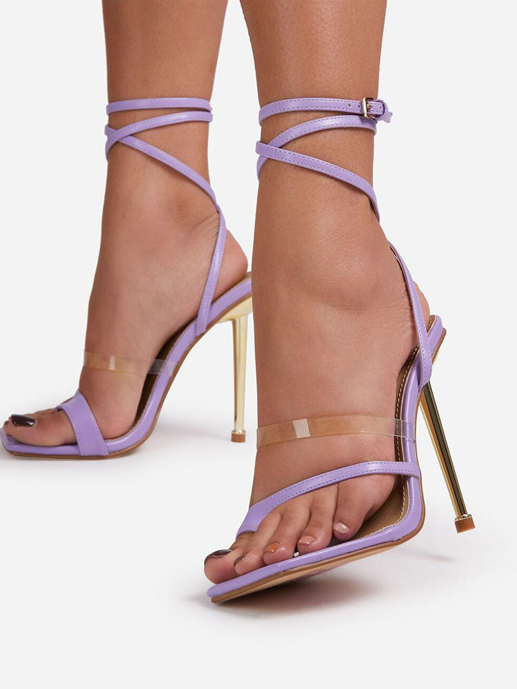 Pumps mit eckiger Zehenpartie und Knöchelriemen