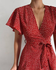 Vestido de cintura alta con volantes y cuello en V