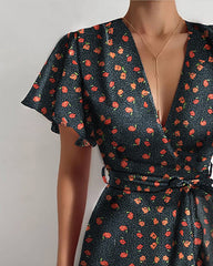 Vestido de cintura alta con volantes y cuello en V