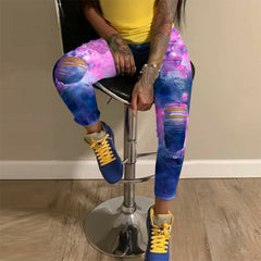 Stay Vibin‘ – Schlagjeans mit Batikmuster – Mehrfarbig