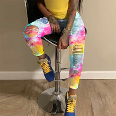 Stay Vibin‘ – Schlagjeans mit Batikmuster – Mehrfarbig