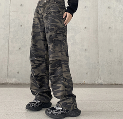Pantalones cargo de camuflaje de corte holgado