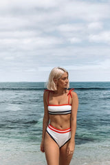 Rot-schwarz gestreifte, gerippte Bikinihose mit hoher Taille