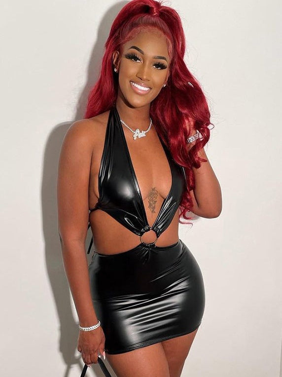 Schwarzes Kleid mit tiefem V-Ausschnitt und offenem Rücken