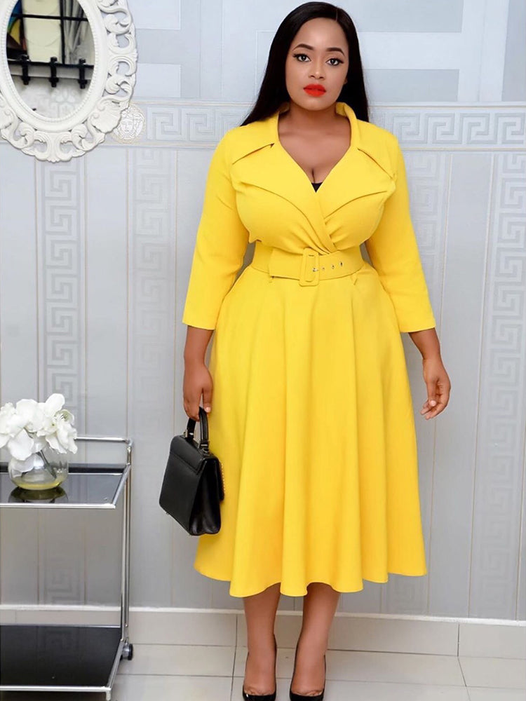 Modisches Maxikleid mit einfarbigem Revers