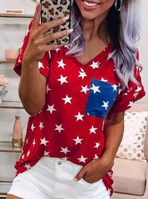 Camiseta con cuello en V y bolsillo de estrella 