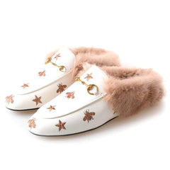 Mules de piel peluda con bordado de estrella de abeja