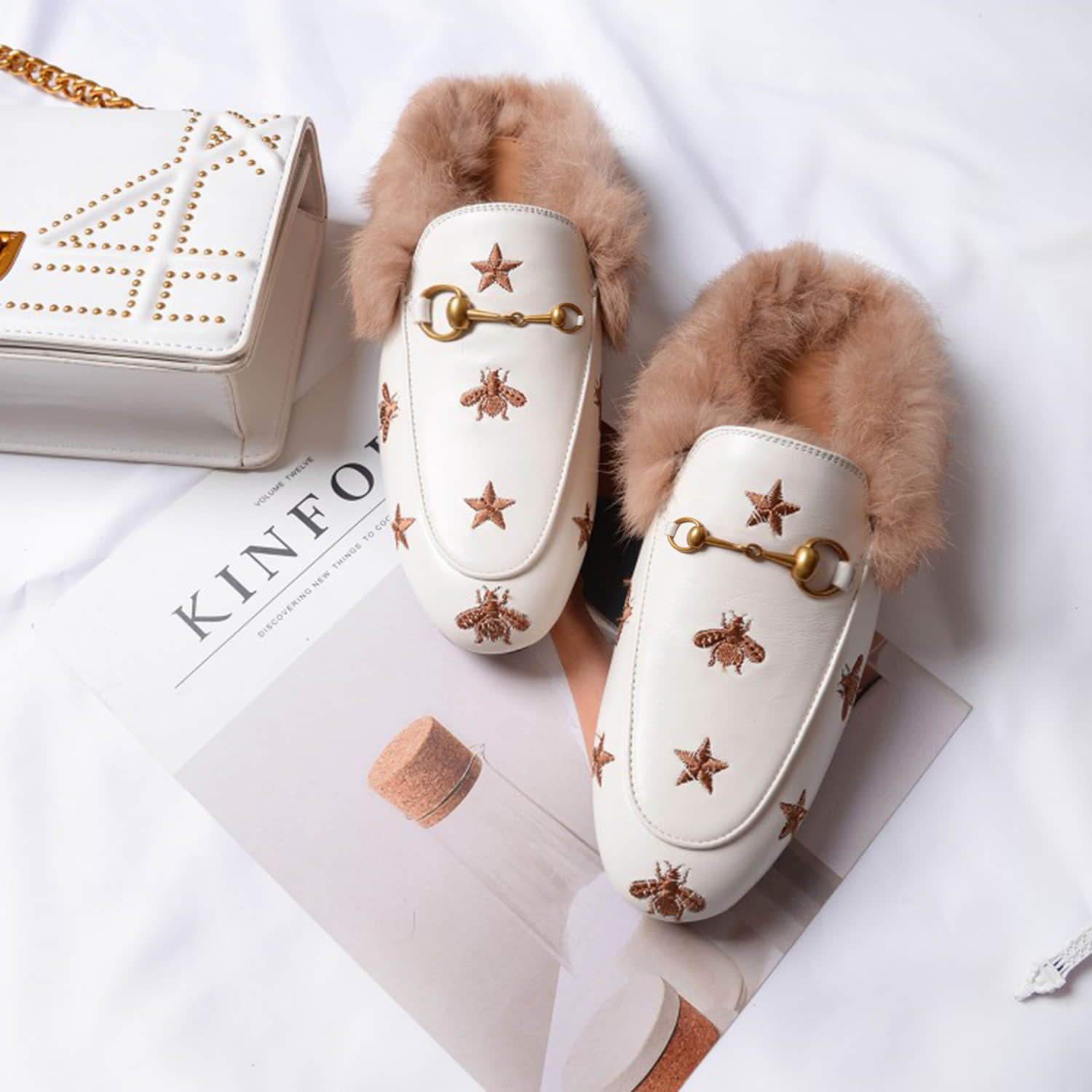 Mules de piel peluda con bordado de estrella de abeja