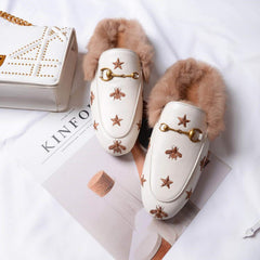 Mules de piel peluda con bordado de estrella de abeja