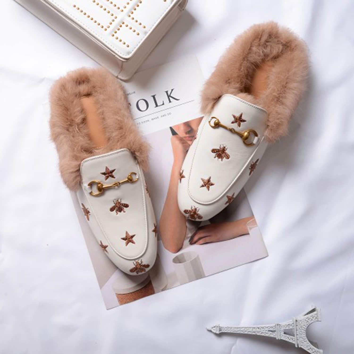 Mules de piel peluda con bordado de estrella de abeja