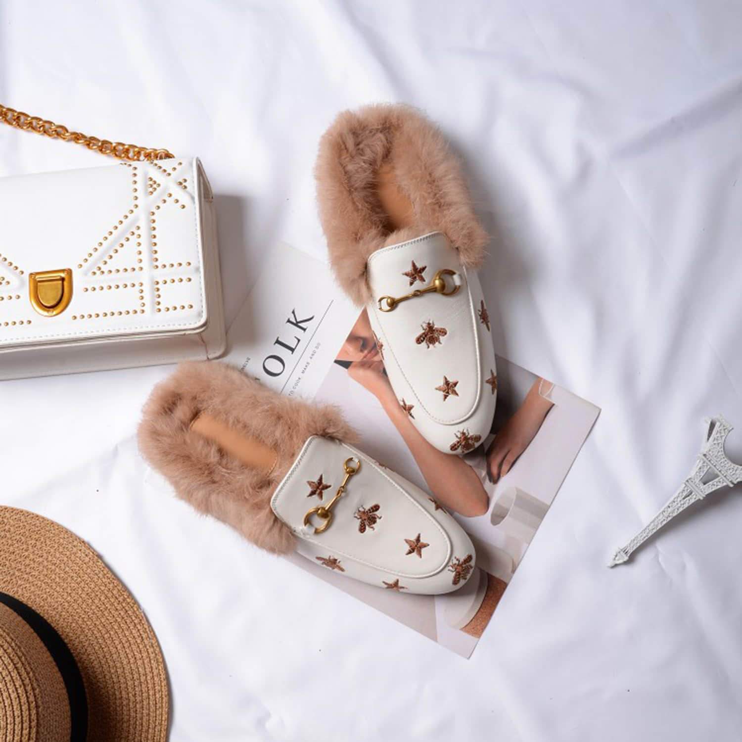 Mules de piel peluda con bordado de estrella de abeja