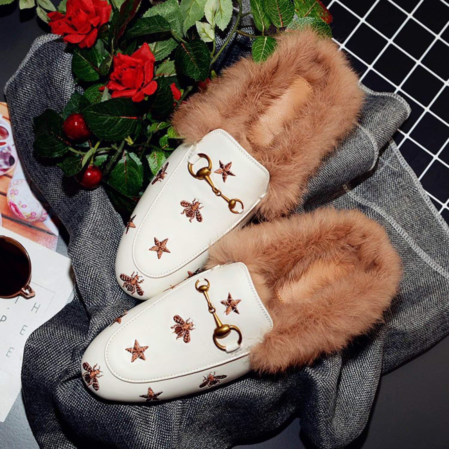 Mules de piel peluda con bordado de estrella de abeja