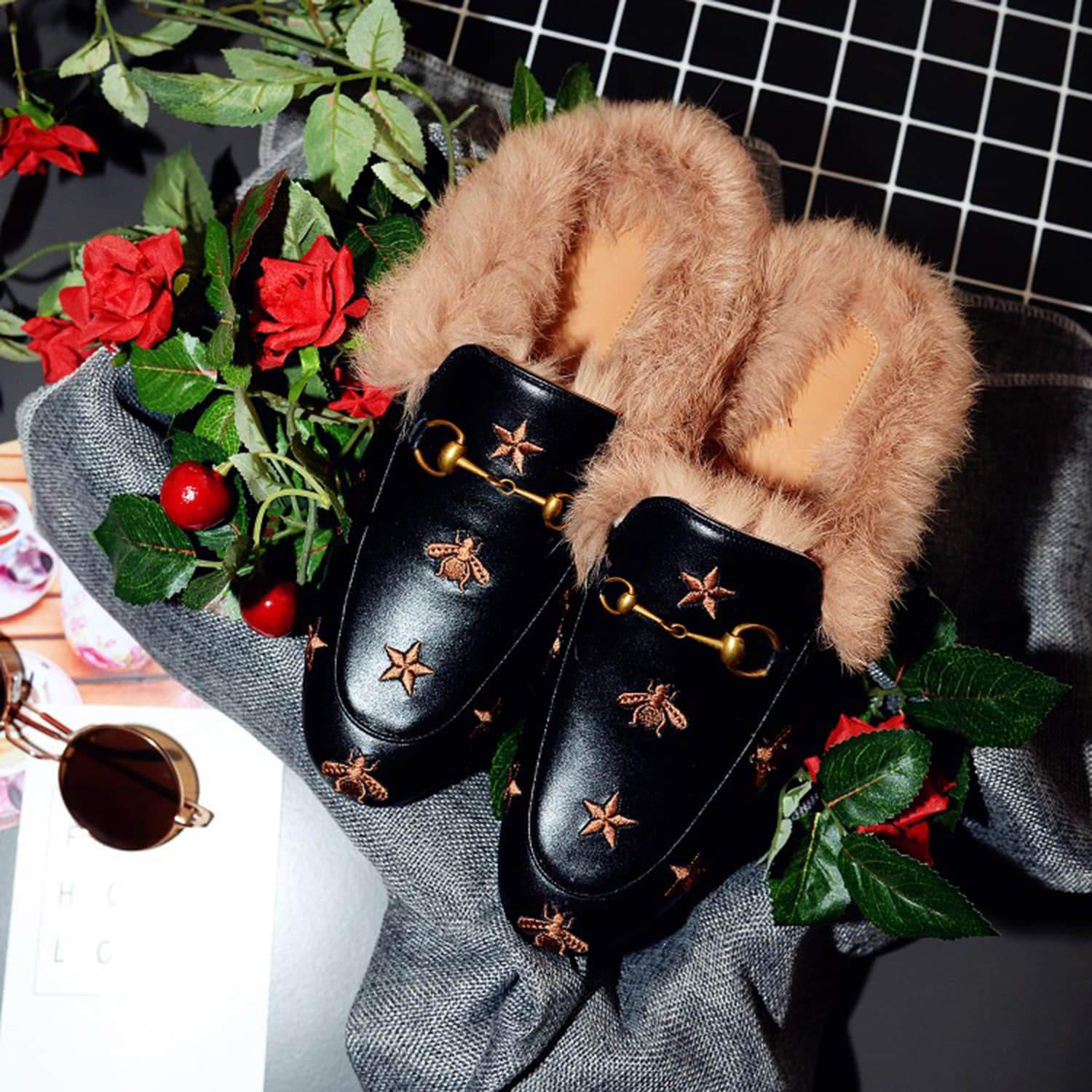 Mules de piel peluda con bordado de estrella de abeja
