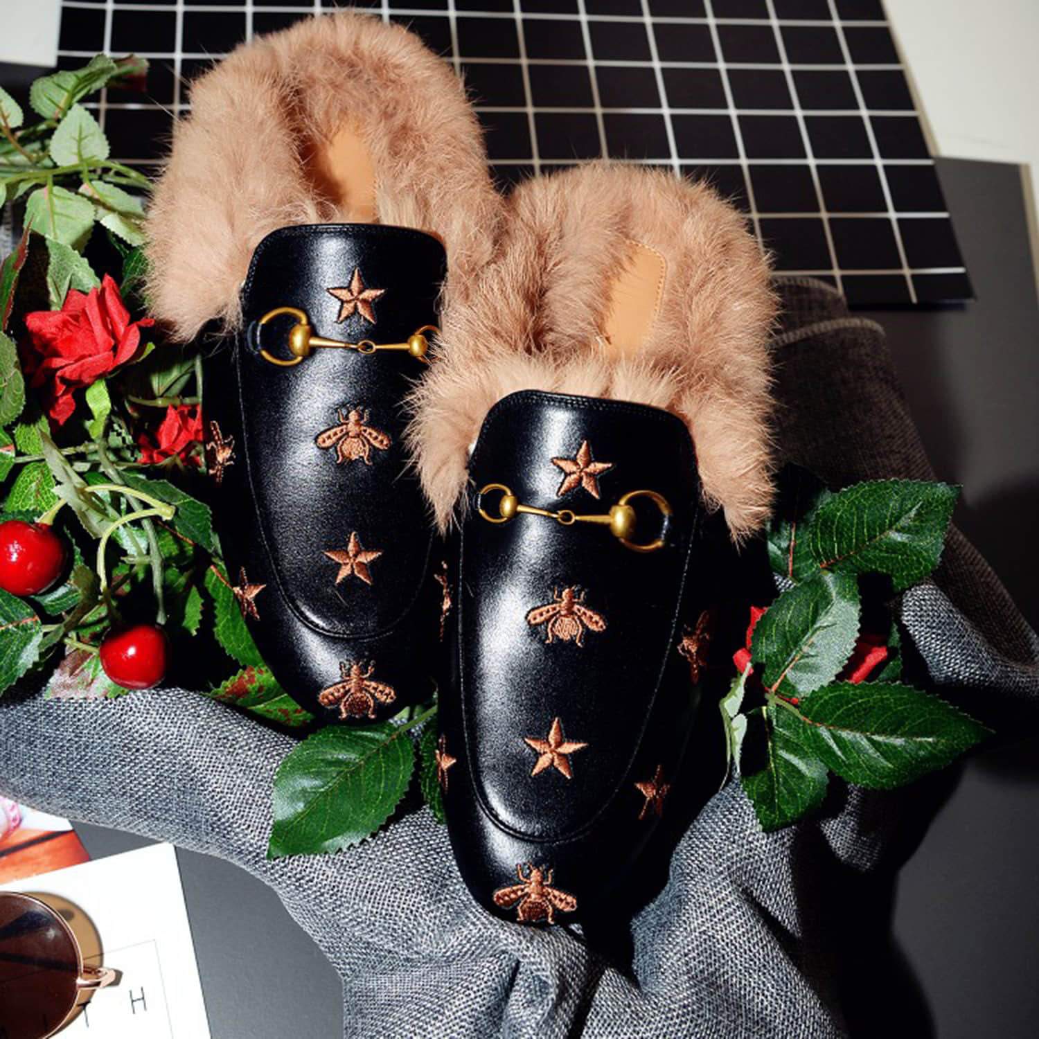 Mules de piel peluda con bordado de estrella de abeja