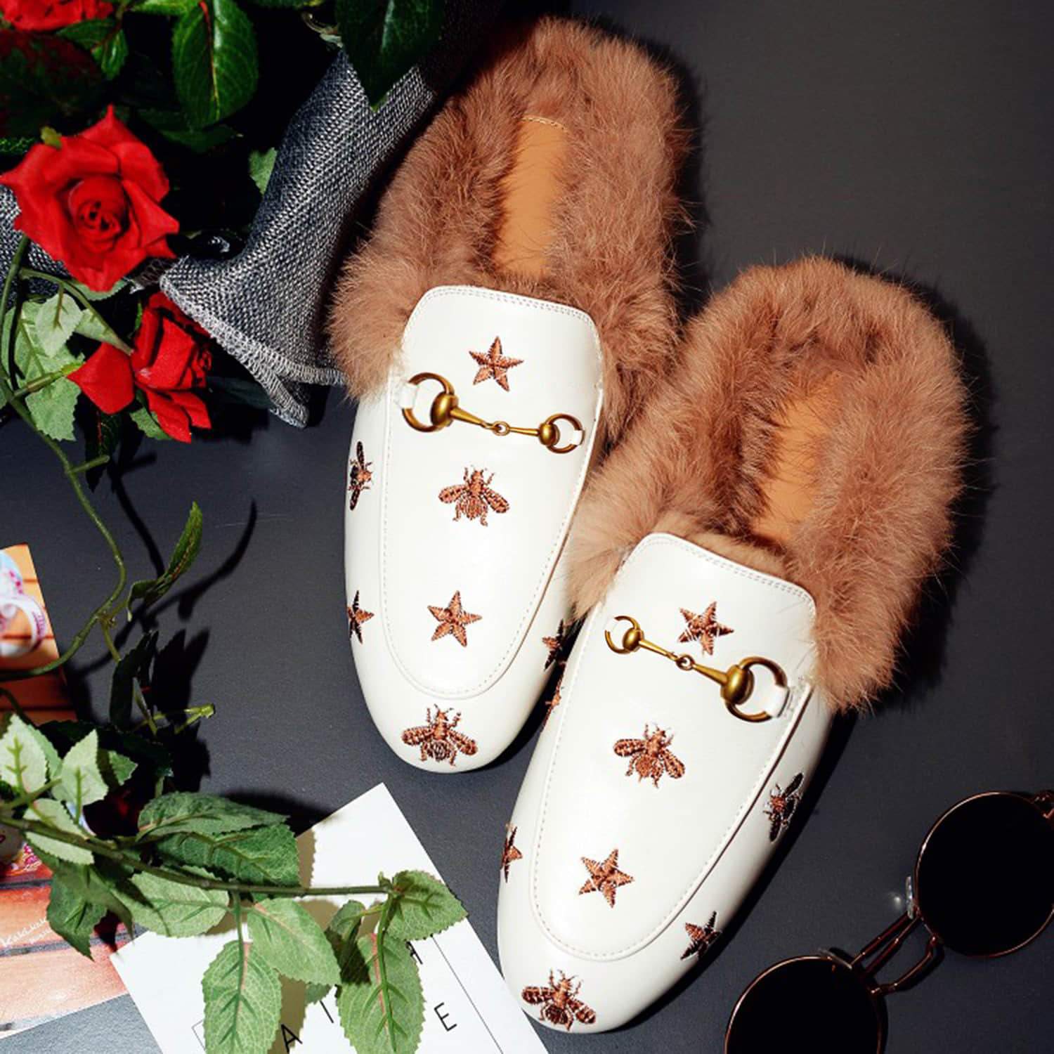 Mules de piel peluda con bordado de estrella de abeja