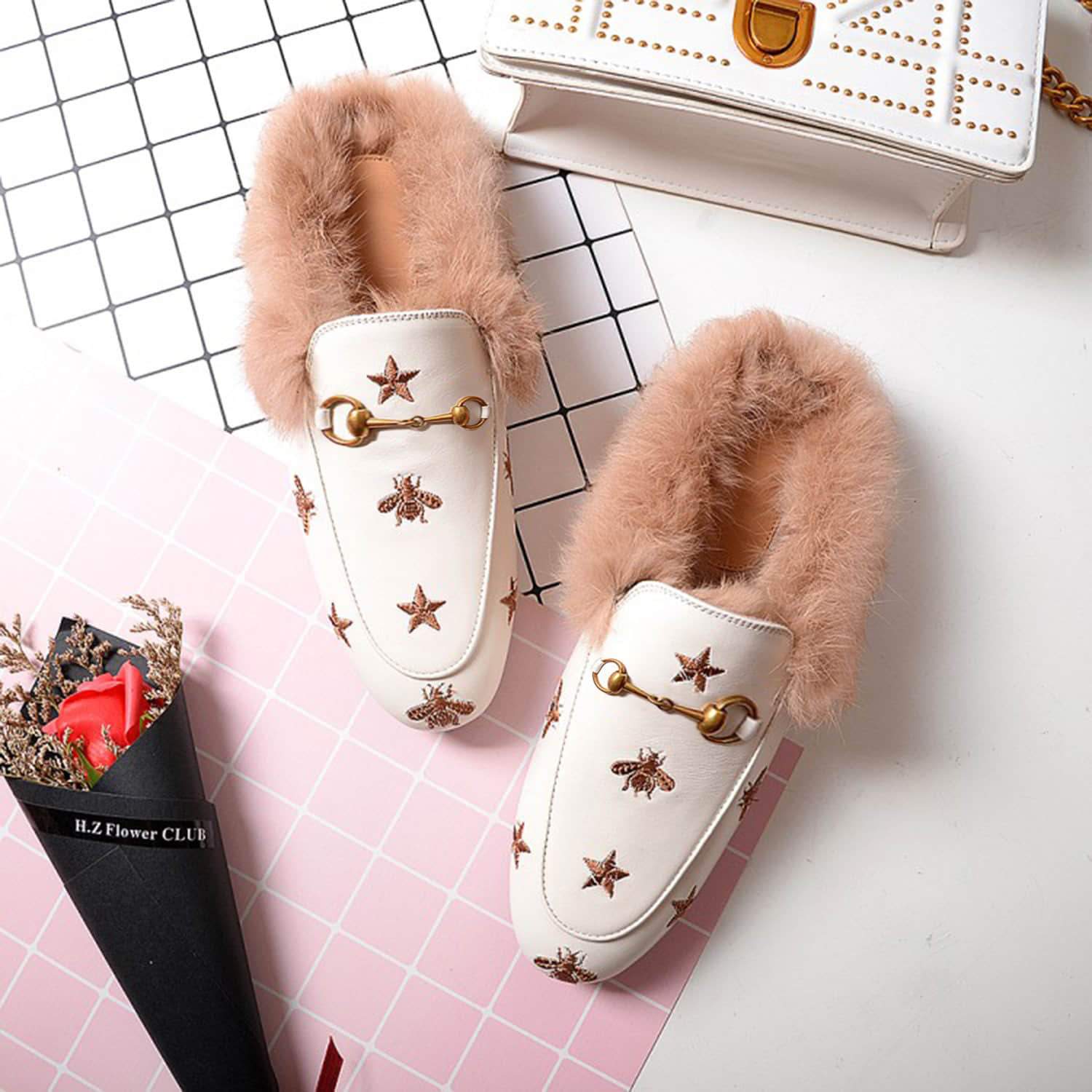 Mules de piel peluda con bordado de estrella de abeja