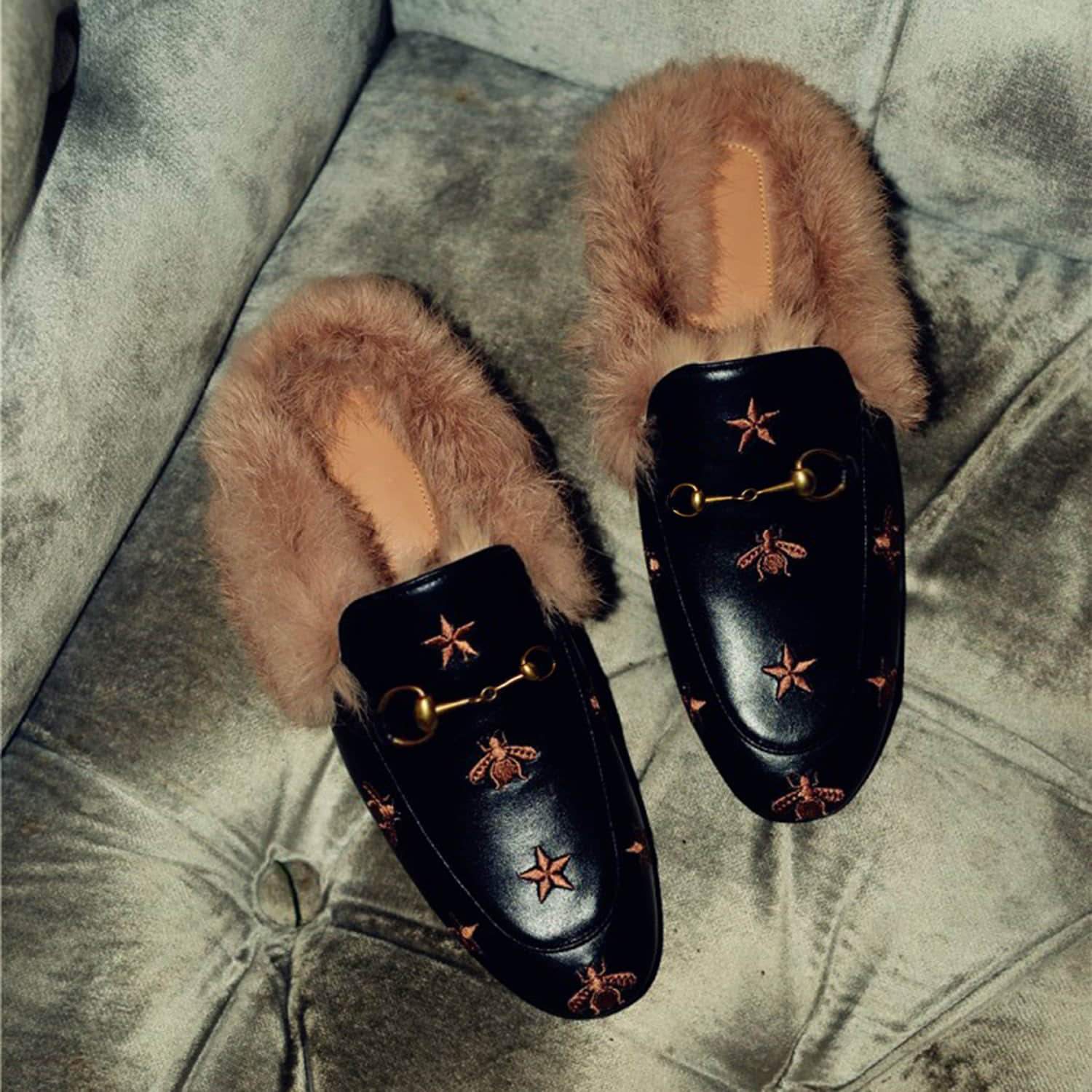 Mules de piel peluda con bordado de estrella de abeja