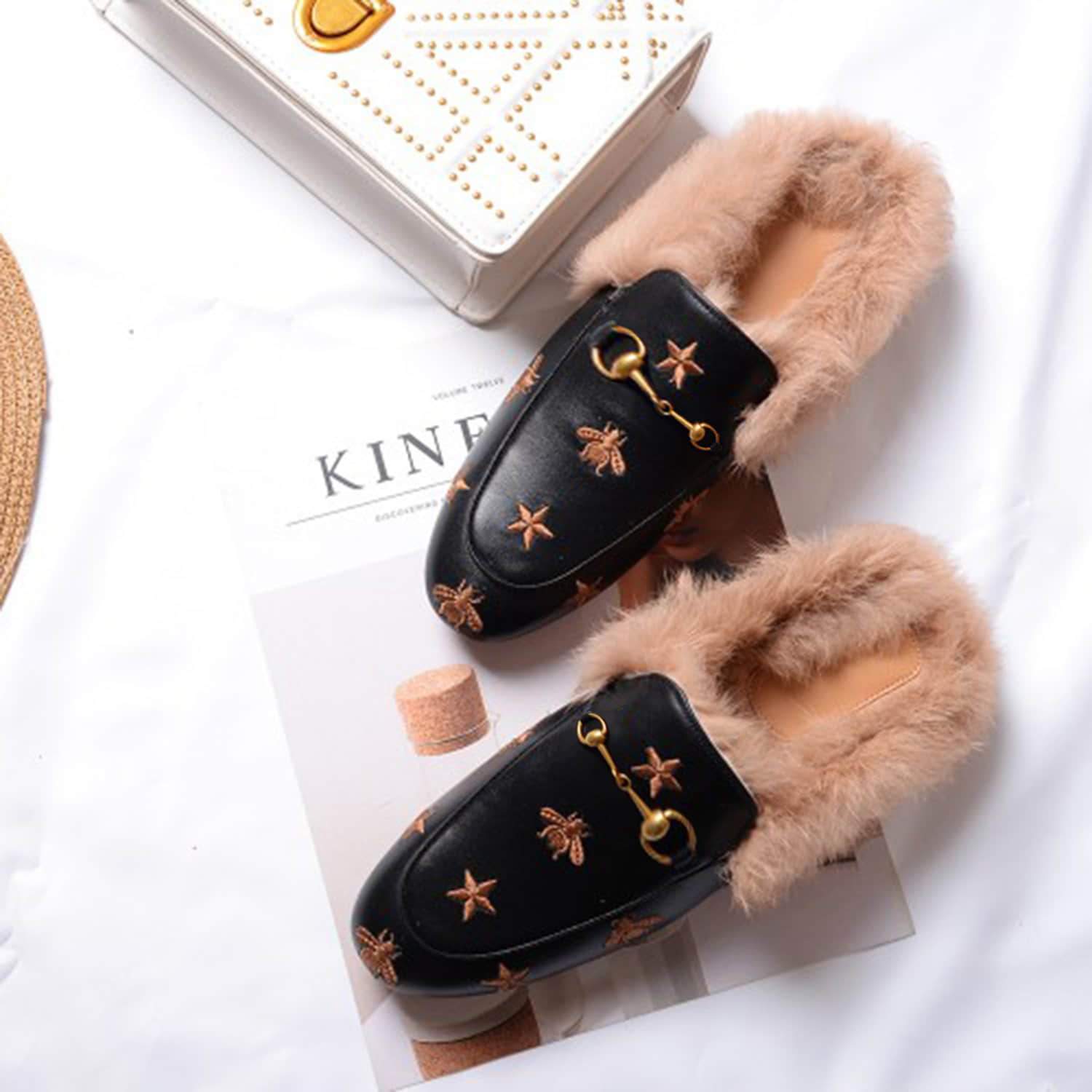 Mules de piel peluda con bordado de estrella de abeja