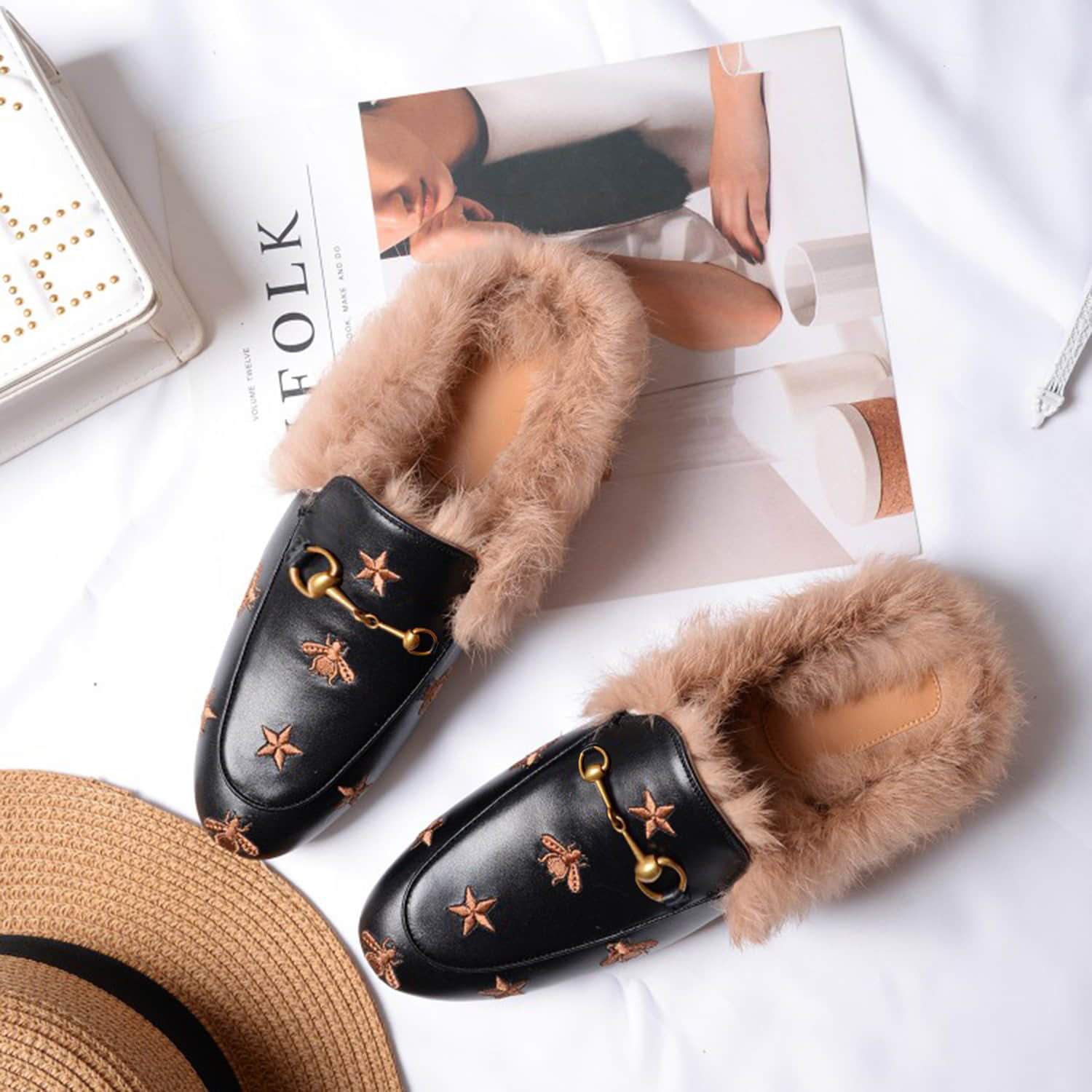 Mules de piel peluda con bordado de estrella de abeja