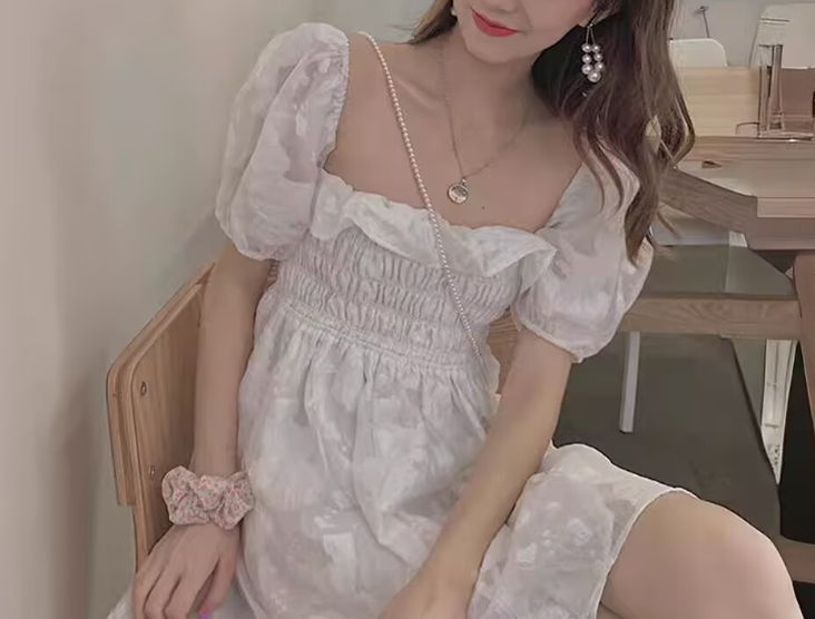 Vestido fruncido con bordado y mangas abullonadas