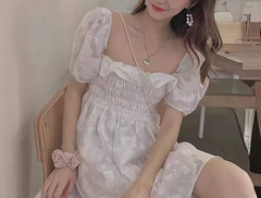 Vestido fruncido con bordado y mangas abullonadas