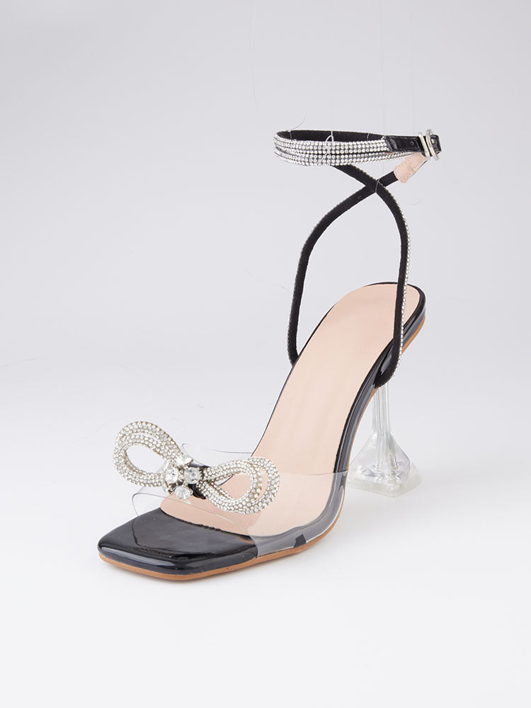 Tacones altos con punta cuadrada y lazo brillante
