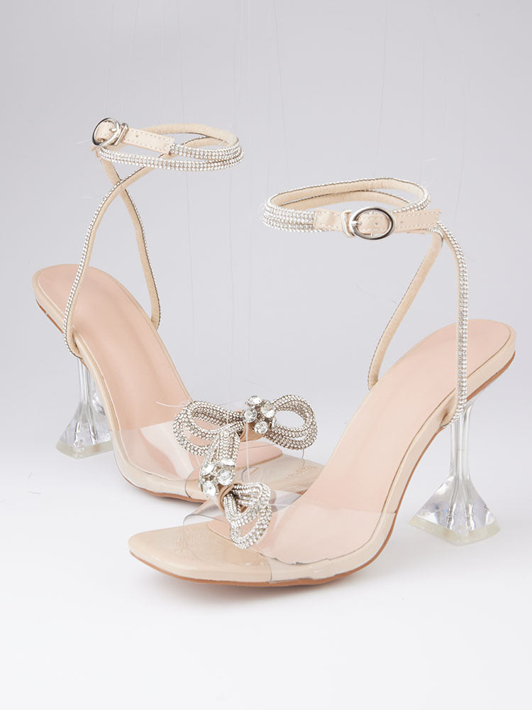 Tacones altos con punta cuadrada y lazo brillante