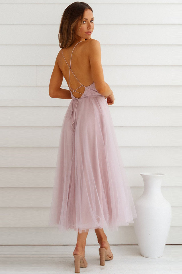 Rückenfreies Midikleid aus Netzstoff mit tiefem Ausschnitt