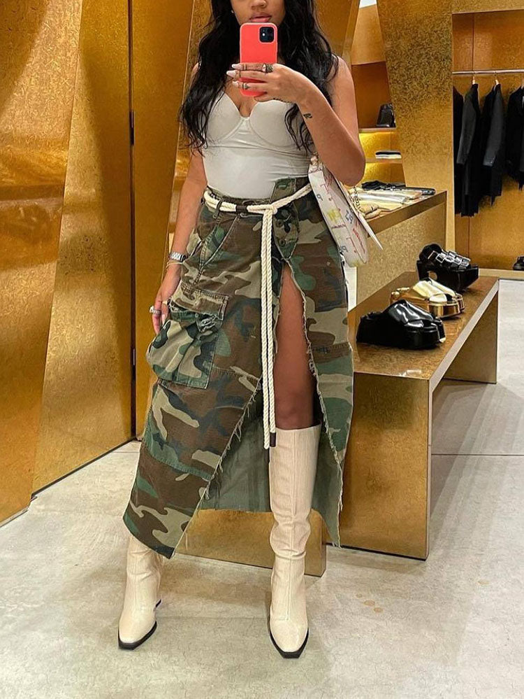 Denimrock mit Knopfleiste und hohem Schlitz in Camouflage