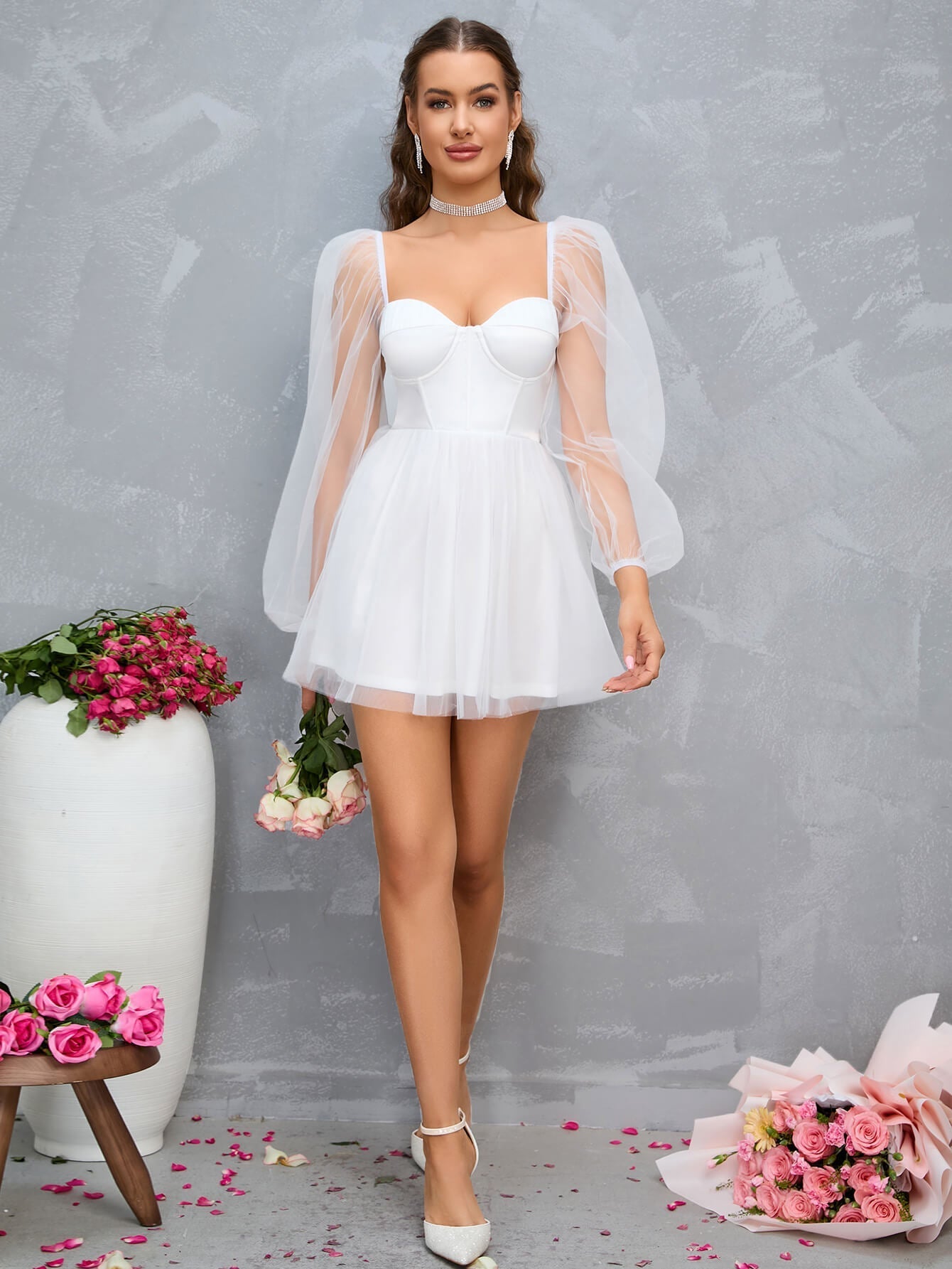 Bustierkleid mit Herzausschnitt, Laternenärmeln und Netzstoff-Overlay