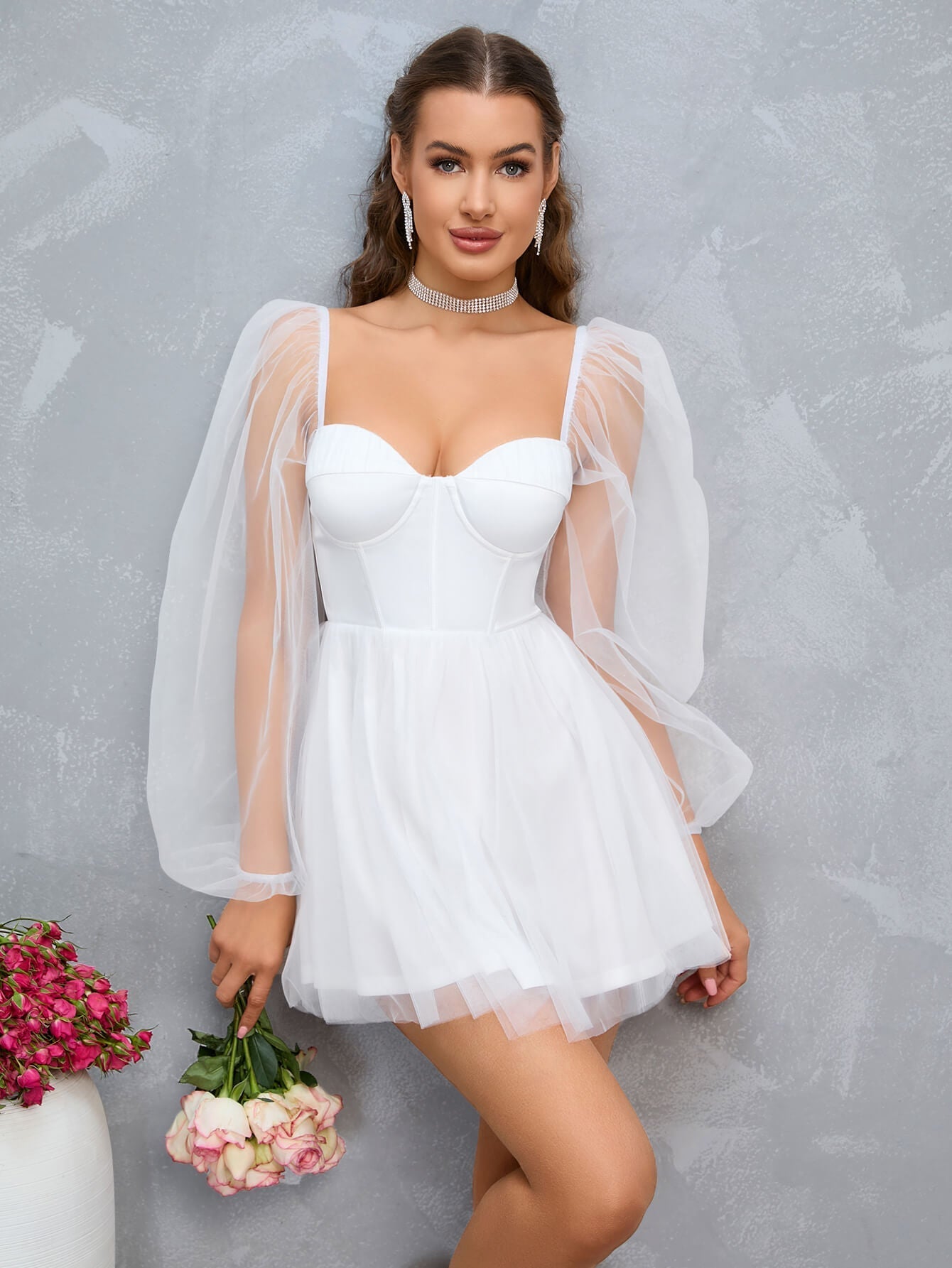 Bustierkleid mit Herzausschnitt, Laternenärmeln und Netzstoff-Overlay