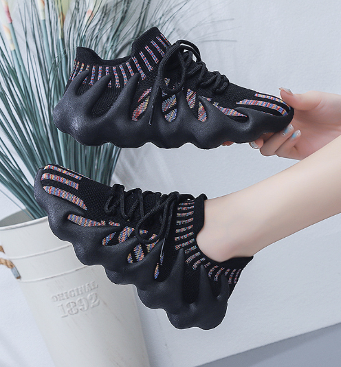 Atmungsaktive Sneakers aus Strick mit Schnürung
