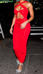Vestido largo rojo con escote halter y aberturas 