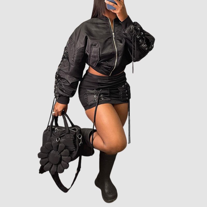 Set aus schwerer Trägerjacke und Minirock