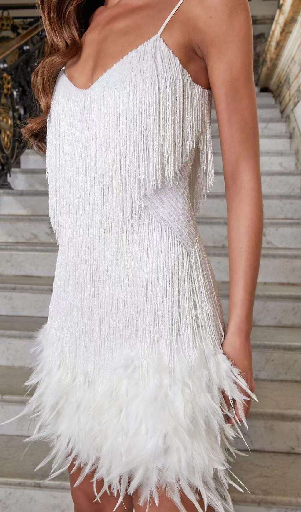 MINIKLEID MIT QUASTEN UND FEDERN IN WEISS