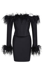 Minivestido negro con corsé de plumas