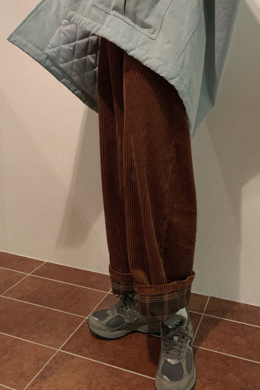 Lockere Cordhose mit karierter Rückseite