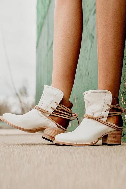 Stiefeletten mit Schnürung und klobigen Absätzen
