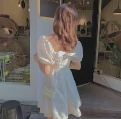 Vestido fruncido con bordado y mangas abullonadas