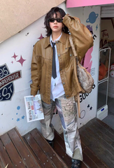 Verwaschene Boyfriendjeans mit Zeitungsdruck