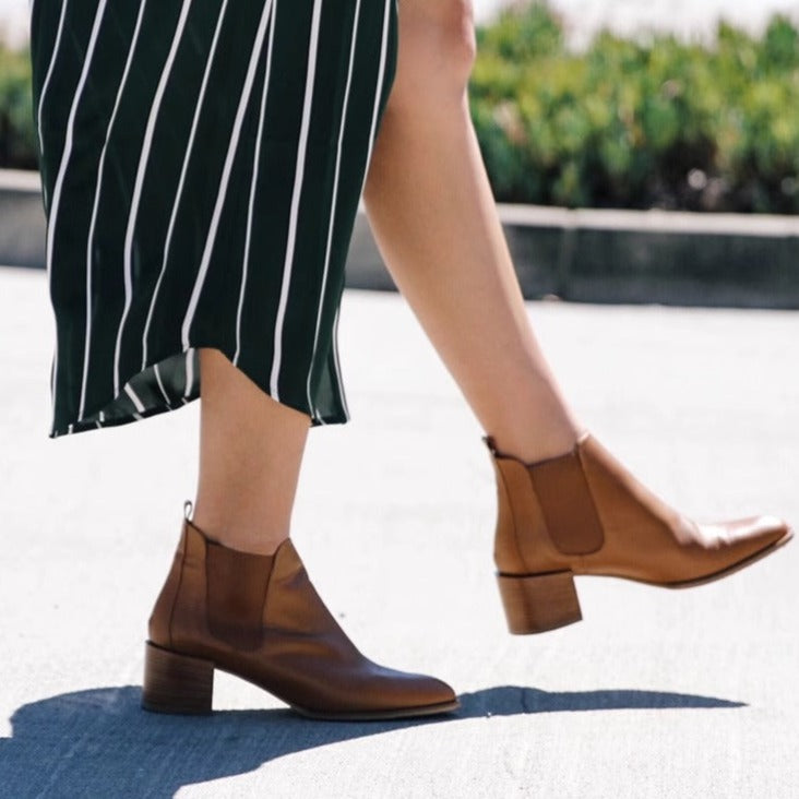 Botines Chelsea de piel de ante con tacón de bloque para mujer