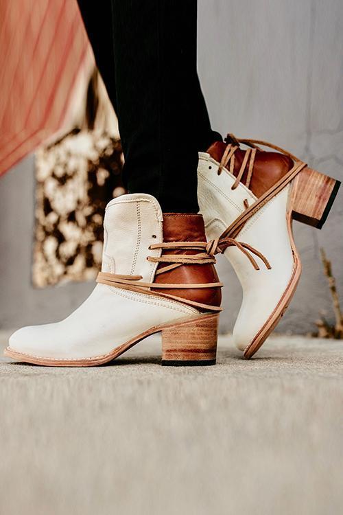 Stiefeletten mit Schnürung und klobigen Absätzen